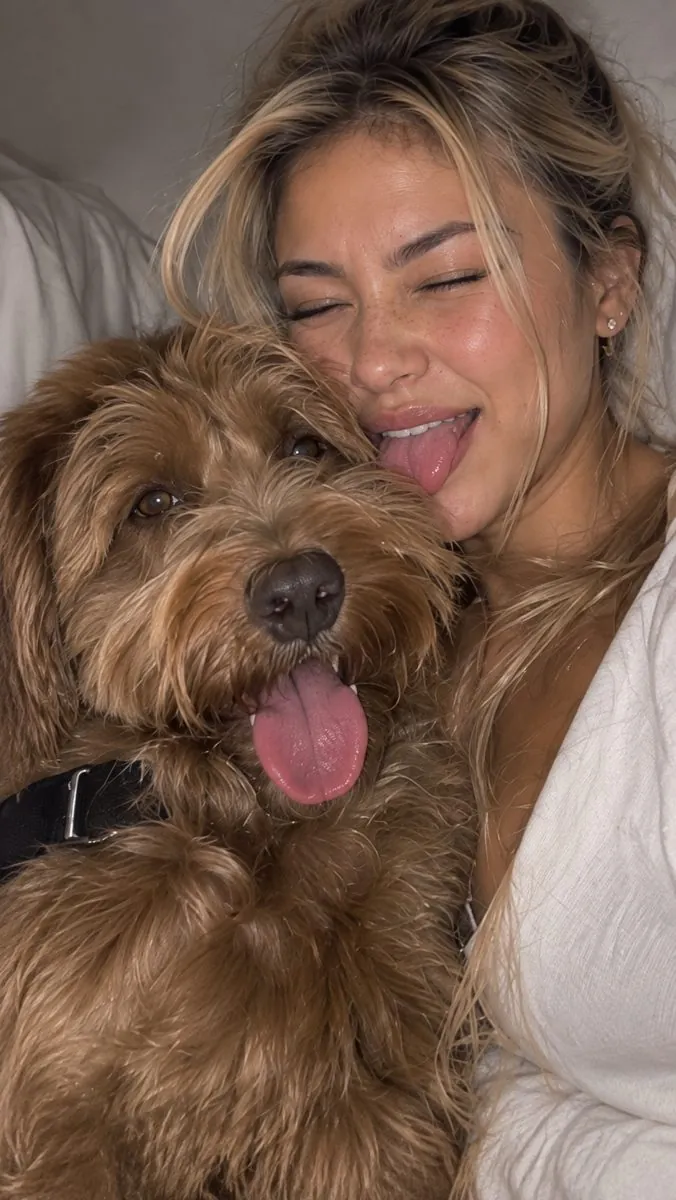 Jenny et son chien Mango, la langue de Mango en premier plan