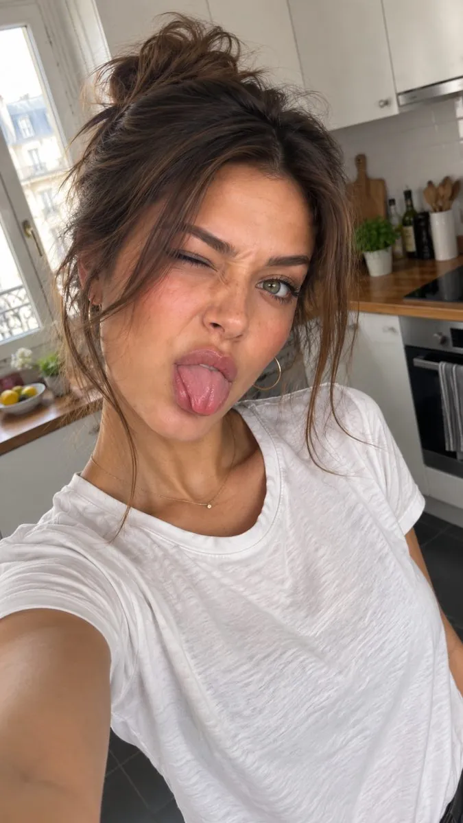 Selfie dans une cuisine parisienne, chignon, langue tirée